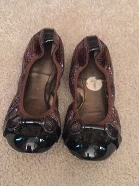 TAHARI SIZE 7 SLIP ON FLATS IN GREAT CONDITION LOT5725